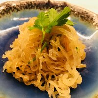 CINA New Modern Chinese - パクチーとクラゲの和え物。