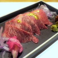 神戸牛 しゃぶしゃぶ おもき 離れ 銀座店 - 但馬牛の霜降り刺し￥2352