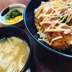 梅よし - 味噌汁と漬物をコンボ。