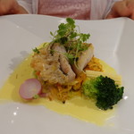 ビストロ ダイア - 甘鯛の鱗焼き、春キャベツのブレゼとアサリ風味のサフランクリームソース