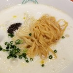 麺屋 六感堂 - 冷製トリュフ香る白い雲丹和えそば（ビシソワーズのエスプーマ仕立て）