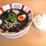 博多麺王　 - 黒ラーメン580円とランチ無料サービスの白ご飯。