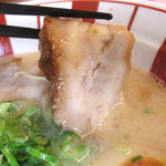 博多麺王　 - 甘め醤油味のトロトロチャーシューは2枚。