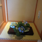 天毬 - 季節感溢れる玄関（紫陽花の生け花）