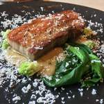 カーサ・デル・チーボ - カリッと焼き上げた 二戸産 佐助豚バラ肉とそら豆の煮込み プーリア風