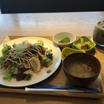 chawan - 焼津港まぐろとアボカドのサラダごはん  抹茶玄米添え＆プレミアムセットドリンク ほうじ茶ラテ  1609円