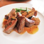 Bistro Vin Vino - メイン料理(ハーブ三元豚ロースポアレコルニッシュソース)