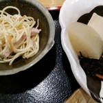 Ginshu Kairaku Kazu - 付け合わせのスパサラダとひじきの煮物