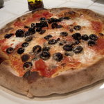 ピッツェリア チンクエ - アンチョビとオリーブのピザ