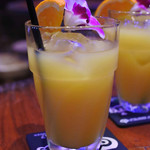 スリーモンキーズカフェ - ドリンクはオレンジジュースを注文。
            グラスにはお花とオレンジが付いてて、
            南国リゾートっぽさが、ますますアップだね！！
            