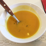Hawai - ポタージュがセットです。
                        かぼちゃのスープのような濃厚なお味で美味しい(∩´∀`∩)