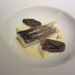 キュイジーヌ[s] ミッシェル・トロワグロ - スズキとモリーユ茸 レモンとタイム ミニポワロー