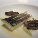 キュイジーヌ[s] ミッシェル・トロワグロ - スズキとモリーユ茸 レモンとタイム ミニポワロー