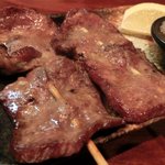 興 - 「上牛タンの串焼き」：フワッ！　コリッ！　ジワーッ♪焼肉店ではお目にかかれない旨さ！