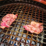 菅乃屋 - 焼肉の様子