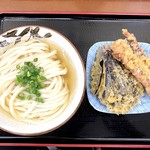 讃岐うどん いわい - ひやあつ中（400円）、なす天（100円）、げそ天（150円）