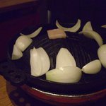 ジンギス鍋、最初に玉ねぎと脂のっかってます