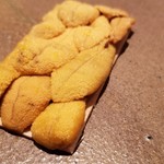 鮨 さかい - ②赤雲丹（佐賀県唐津産）
      唐津の赤雲丹は出始めから1ヶ月くらい経過したでしょうか、少し大きくなって甘みも増して来ました。
      やはり別格ですね。