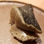 鮨 さかい - ③黒鮑（佐賀県唐津産）の酒蒸し
      手の平サイズの黒鮑、柔らかさと弾力が両立している抜群の蒸し加減。
      厚みのある切りつけで食感を十分に楽しめます。
      旨みと甘みが抜群。
      磯の香りも素晴らしい！