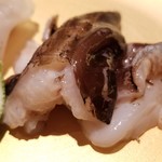 鮨 さかい - ⑤鳥貝（愛知県三河産）
      鳥貝は軽く炙ってあり、レアな食感と香ばしさが共存、柔襞を堪能。
      最初は山葵で、次にスダチと塩で、最後は皮剥ぎの肝&黄卵のポン酢で頂きました。
      やっぱり、抜群に美味しい！