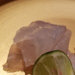 鮨 さかい - ④真子鰈（福岡県鐘崎産）
      冬から春が産卵期で夏が旬の魚、初夏は旬の走りです
      もっちりとした食感で脂のりが良く、旨みを感じます
      最初は山葵で、次にスダチと塩で、最後は皮剥ぎの肝&黄卵のポン酢で頂きました