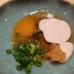 鮨 さかい - 皮剥ぎの肝&黄卵のポン酢。
      これが「ぶちうま！」