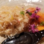 鮨 さかい - ⑥毛蟹(北海道噴火湾産)と蝦夷馬糞雲丹(青森県大間産)
      毛蟹はしっかりほぐされて旨みが拡がります
      蝦夷馬糞雲丹は態が良くて甘みもバッチリ
      最後に毛蟹と蝦夷馬糞雲丹を混ぜ混ぜしてハーモニーを楽しみました