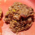 鮨 さかい - ⑧蛍烏賊(産地聞き忘れ)の酒粕漬けの刻み
      GW前は蛍烏賊を薄味で煮込んだものを足先だけ炙って提供されていましたが今日は刻み
      ハラワタのほんのりとした苦味と本体の旨みが調和されておりお酒のアテにピッタリ