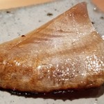 鮨 さかい - ⑨真名鰹(長崎県五島列島産)の西京焼き
      表面の皮は脂がジュウジュウと音を立ててはぜており焼き加減は良好でした
      問題は真名鰹は独特の香りがあり、味噌を漬けて焼く事で中和させるのですがやっぱり気になります