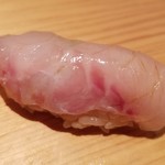 鮨 さかい - ②ノドグロ(長崎県対馬産)、昆布〆
      見た目の白と赤のコントラストが美しい。
      脂がのっていますので、余分な脂を昆布に吸わせる仕事を施されています。
      脂の旨みと昆布の旨みのハーモニーが素晴らしいですね。