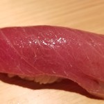 鮨 さかい - ④本鮪(沖縄県産・140kg・12日熟成)中トロ、漬け
      贅沢な中トロの漬け。
      人肌よりも温かめのシャリが、中トロの脂を活性化させます。
      素晴らしい。