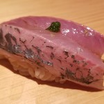 鮨 さかい - ⑧真鯵(島根県浜田産)
      どんちっち鯵ですね♪
      肉厚で脂のりもバッチリでした。
      鯵の香りもとても良いですね。
      日本海ものも美味しいと分かったのは、わたしにとって新しい発見です。