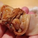 鮨 さかい - ⑨煮蛤(千葉県九十九里産)
      非常に柔らかく煮られた蛤は、仕上がりの良さで九十九里産を入れられているそう。
      蛤の味わいもいいいですが、穏やかなツメが好み。