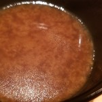 鮨 さかい - ⑩赤味噌汁(ノドグロ出汁)
      ノドグロ出汁は脂が濃厚だと胃もたれすることもあるのですが、丁度良いコクと深みで嬉しいです。
      臭みを全く感じないので、一度焼いてからお出汁を取っているのかもしれません。