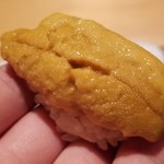 鮨 さかい - ⑪北紫雲丹(青森県大間産)
      北紫雲丹がタップリ。贅沢です！
      握っているのに、雲丹の粒が潰れていませんね！
      (@￣□￣@;)！！
      そしてシャリのほどけを楽しみ、北紫雲丹の甘みが口に拡がります。