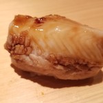 鮨 さかい - ⑫穴子(長崎県対馬産)
      ふわふわと柔らかい煮穴子。
      これも口の中に入れた瞬間にシャリがほどけます。
      一気に拡がる旨み、ツメも濃過ぎず軽やかな後味です。