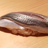 鮨 さかい - ③小肌(熊本県天草産)
                  メタリックな美しさが際立っています。
                  〆具合は旨みと香りのバランスが取れていて好きです。
                  もう少し〆が緩いと生臭くなるので絶妙な仕立てかと思います