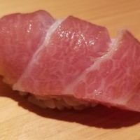 鮨 さかい - ⑤本鮪(沖縄県産・140kg)蛇腹(大トロ)
                ネタは常温に戻されています。
                シャリは人肌より温かく、より脂の旨みを感じる品。
                薫り豊かで、とても美味しい。