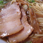 うらしま - チャーシューはバラ肉の煮豚、スープの粘度はあるがしょっぱくない。