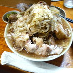 ラーメン富士丸 - 豚入り＋トッピング　野菜、にんにく、あぶら、生姜ダレ