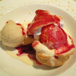 ビストロ グランソレーユ - 結構前だけど、ある日のAコースのデザート。シュークリームとバナナアイス、苺ソースも美味しい～！