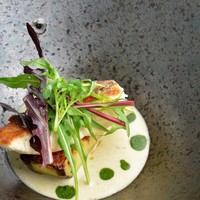 三河湾産 天然すずきのグリル 丸茄子添え アンチョビとエストラゴンのクリームのソース
