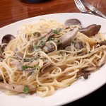 トラットリア ラ ロンディネ - アサリとキノコのパスタ
