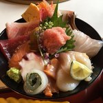 Shouchiku - ぜいたく海鮮丼(いか紫蘇巻き、たこ、サーモン、帆立、ほっき貝、赤貝、いくら、雲丹、ネギトロ、鮪、大トロ、鯛、あなご、はまち、甘えび、玉子)