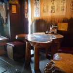炭焼笑店 陽 - ☆店内はちょっぴりレトロな雰囲気のテーブル席（*^_^*）☆