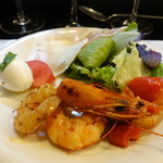 山猫軒 - エビとカポナータ、生ハム、チーズの盛り合わせ