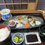 和食家 なかにし - スマホをいじってると注文した刺身定食１３００円の出来上がりです。
            
