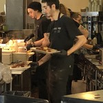 portage bay CAFE & CATERING - スタッフは忙しく働いている