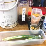 日の出製麺所 - テーブルの上です。（2018.5 byジプシーくん）