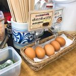 日の出製麺所 - テーブルの上です。ちゃんとネギを切るハサミもあります。（2018.5 byジプシーくん）